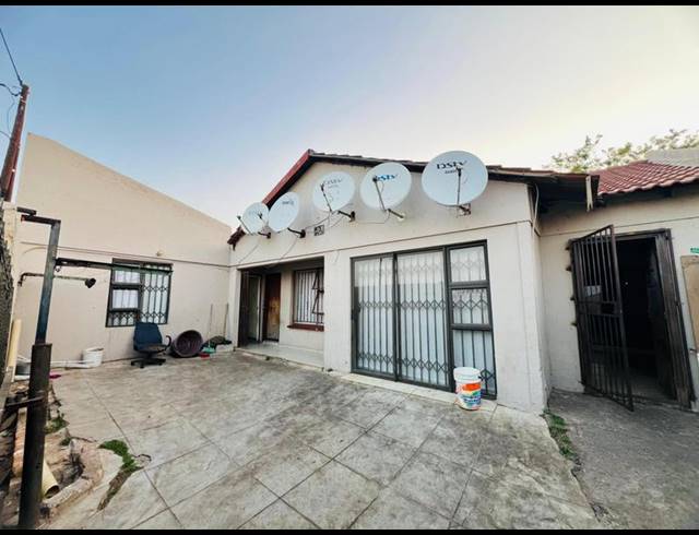 8 BEDROOM HOUSE FOR SALE IN LEACHVILLE EXT 3